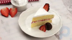 So dekorieren Sie einen Kuchen mit Erdbeeren