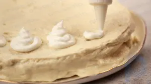 How to Decorate a Cake with Whipped Cream Icing
