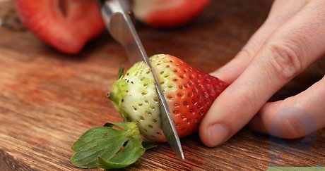 Étape 1 Lavez une grosse fraise en forme de cône, puis coupez les feuilles.