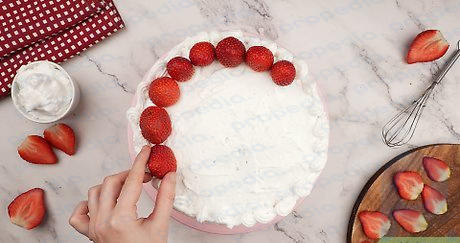 Étape 4 Disposez les fraises entières sur le bord supérieur du gâteau.