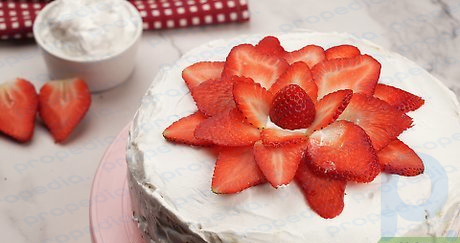 Étape 5 Déposez une dernière fraise au centre du gâteau.