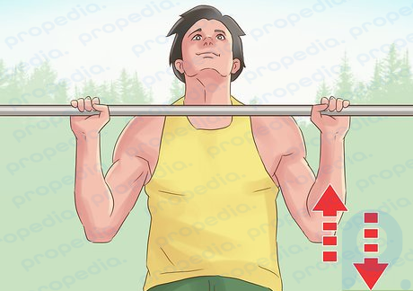 Adım 3 Kolunuzu, omuzunuzu ve sırt kaslarınızı çalıştırmak için barfiks egzersizi yapın.