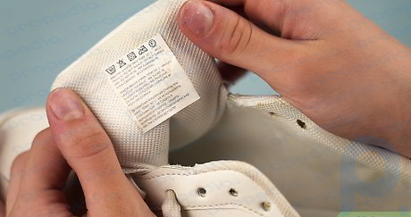 Adım 1 Ayakkabının kurutucuya uygun olup olmadığını görmek için ayakkabı etiketi üzerindeki bakım talimatlarını kontrol edin.