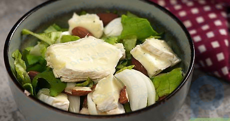 Paso 1 Corta rodajas de Camembert para hacer una ensalada.