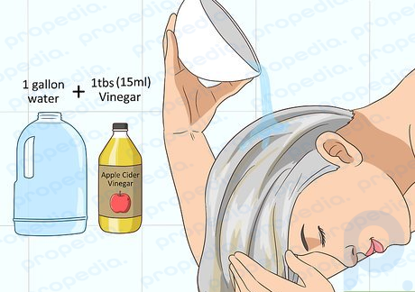 Step 1 Rinse your hair with vinegar.