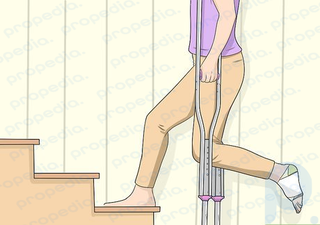 Étape 2 Montez les escaliers avec votre jambe de force.