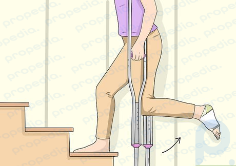3 ステップ 松葉杖を押し下げて、弱い方の脚を持ち上げます。