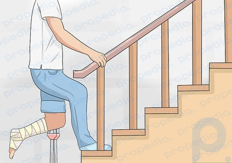 Schritt 3 Steigen Sie mit Ihrem gesunden Bein auf und stützen Sie sich dabei auf das Geländer.