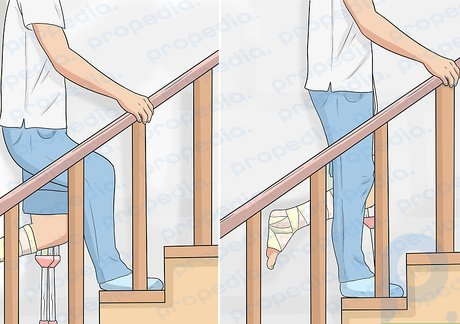 5 ステップ 5 引き続き先頭の足を使い、手すりを使用して階段を上ります。
