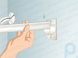 Comment accrocher une tringle à rideau de douche