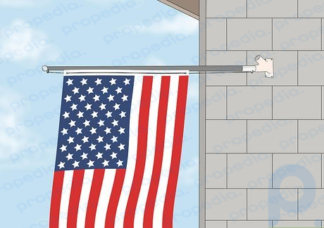 Adım 3 Bayrağı bir binaya dikey olarak asmak istiyorsanız bir bayrak direği kullanın.