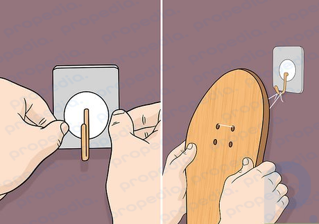 Шаг 5. Подвесьте леску на настенные крючки, чтобы не образовались отверстия.