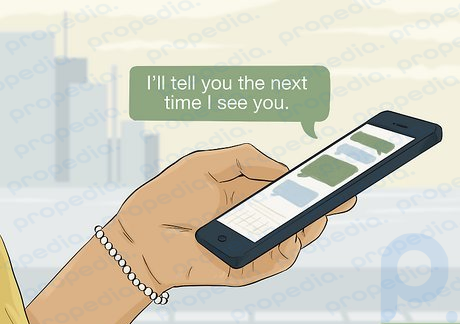 Envíales un mensaje de texto sobre algo que no puedas esperar para terminar de contarles en persona.