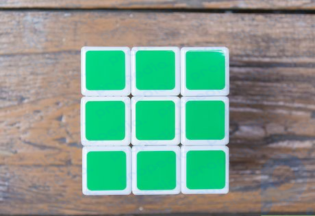 Adım 1 Çözülmüş bir Rubik küpüyle başlayın.