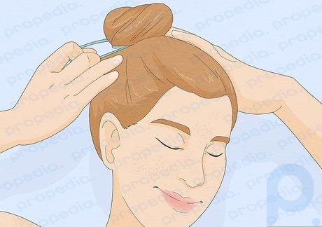 Usa tu cabello en un moño alto para mantener los mechones sueltos fuera del agua.