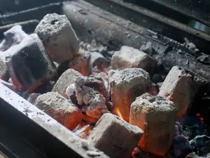 Como acender uma churrasqueira a carvão