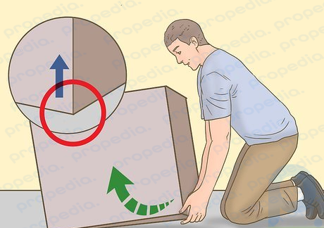 Schritt 2 Versuchen Sie, eine Ecke des Objekts anzuheben, um eine Vorstellung von seinem Gewicht zu bekommen.