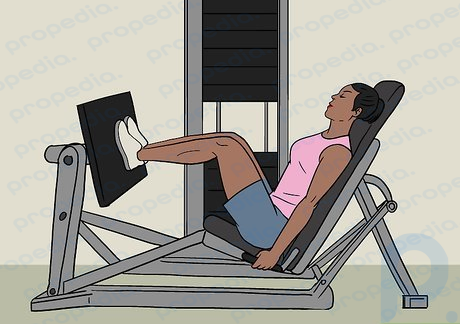 Paso 2 Utilice una máquina de prensa de piernas para desarrollar los músculos de las piernas de forma segura.