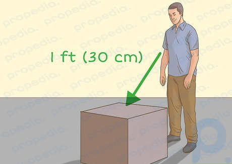 Шаг 3. Встаньте перед предметом, ноги на ширине плеч.