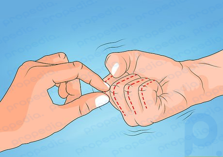 Schritt 3 Reiben Sie Ihre Finger 30 Sekunden lang über ihre Faust.