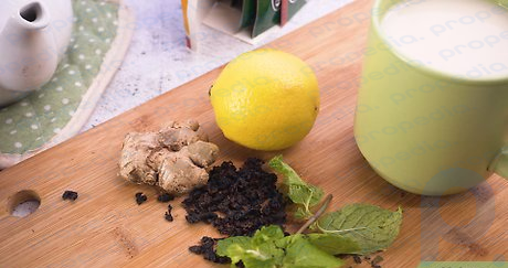 Étape 4 Ajoutez du citron, du gingembre ou de la menthe si vous souhaitez donner au thé une saveur vive.