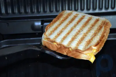 Como fazer um sanduíche de queijo grelhado em uma churrasqueira George Foreman