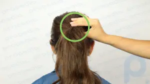 Wie man aus extrem langen Haaren einen unordentlichen Dutt macht