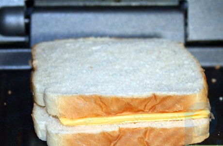 Passo 2 Não passe manteiga no pão, para a versão com baixo teor de gordura.