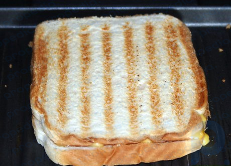 Passo 3 Como a grelha está cozinhando dos dois lados, não demora muito para a torrada dourar e o queijo derreter.