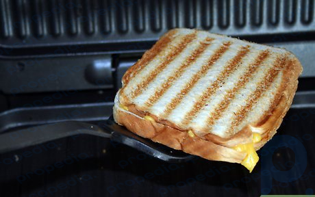 Passo 5 Retire o sanduíche com a espátula de plástico que acompanha a grelha e coloque o sanduíche no prato.
